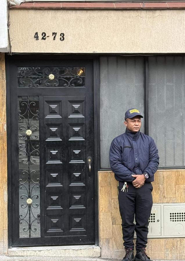 Entrada segura de apartamento amueblado con guardia de seguridad en Medellín cerca Parque Lleras