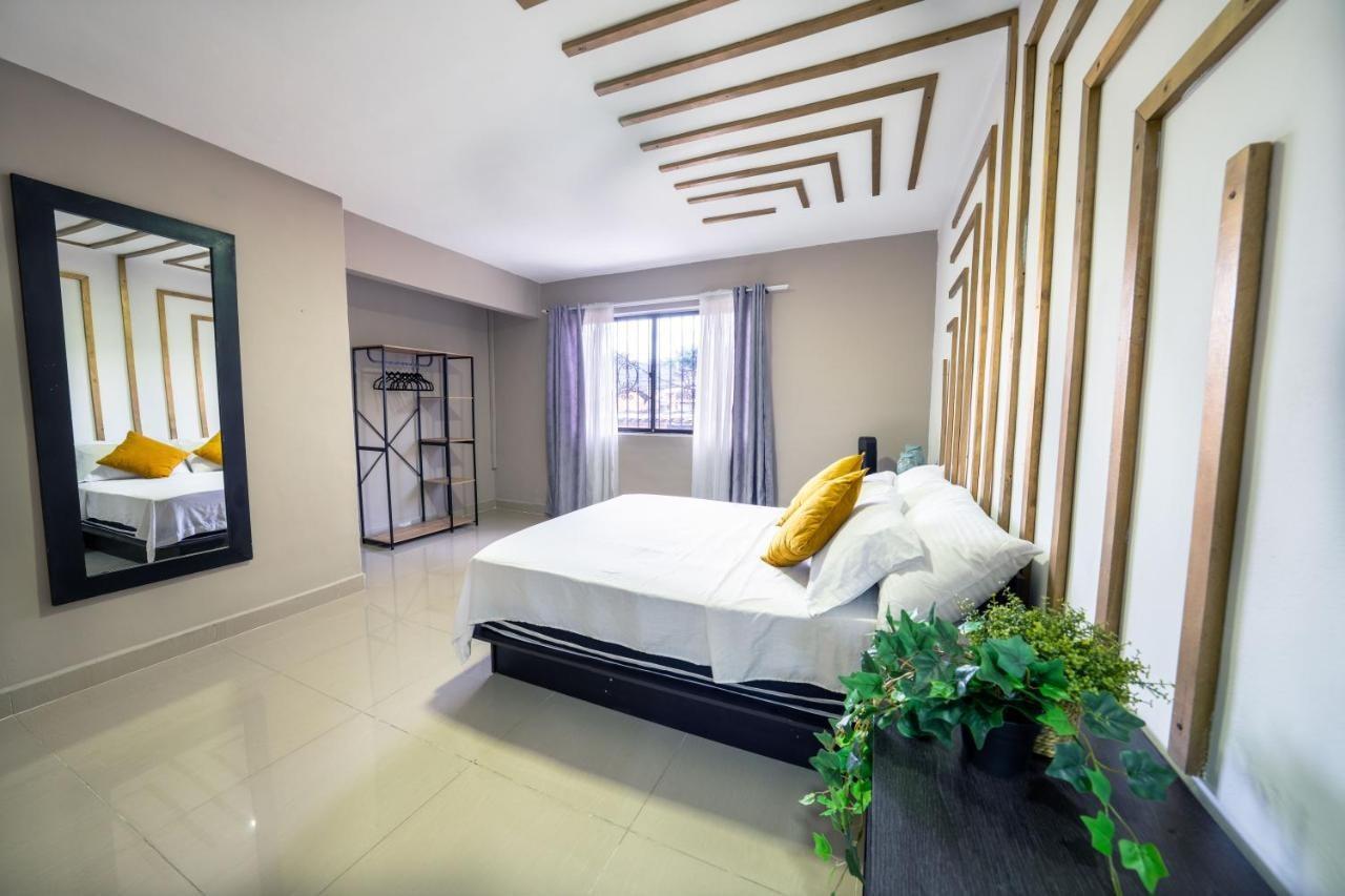 5 bedroom, with Arcade machine and foosball, 1 block from Lleras park P3