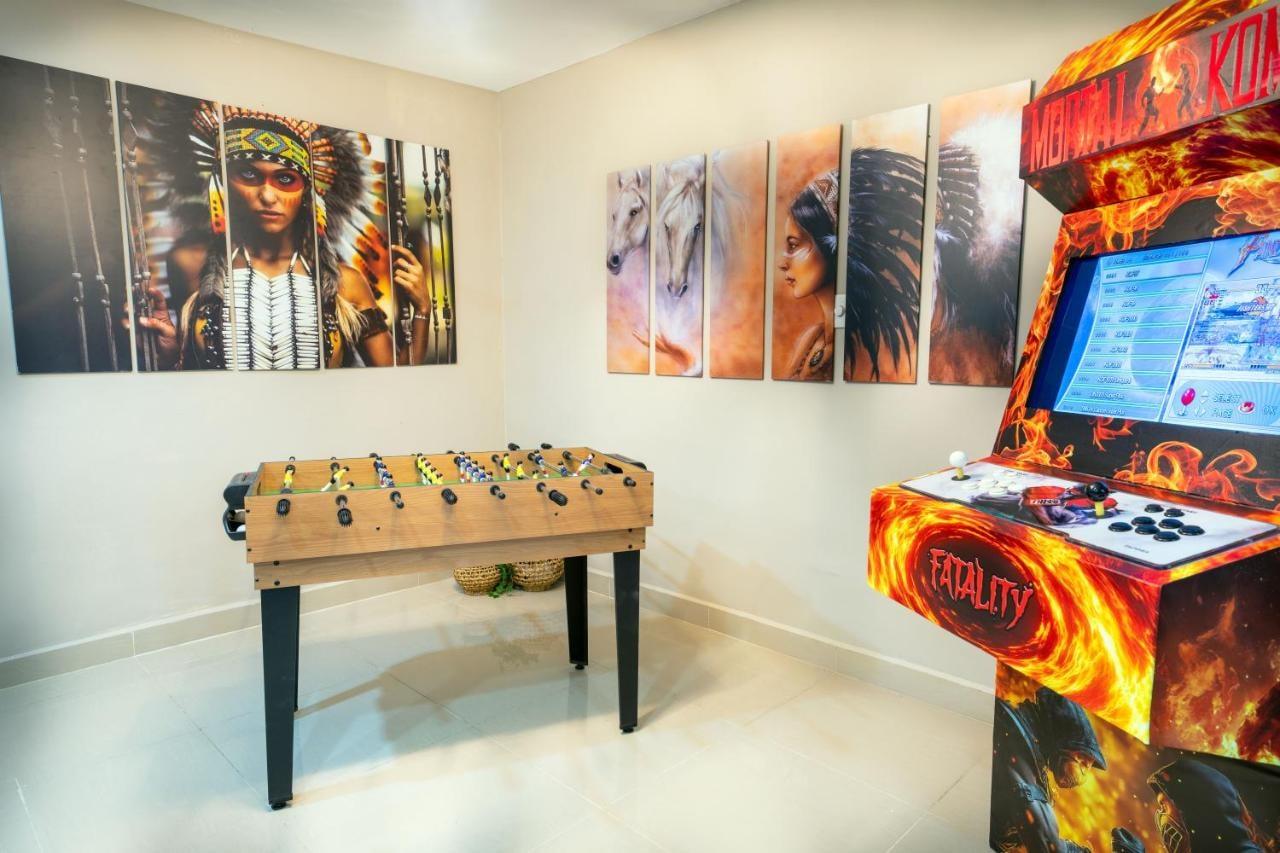 5 bedroom, with Arcade machine and foosball, 1 block from Lleras park P3