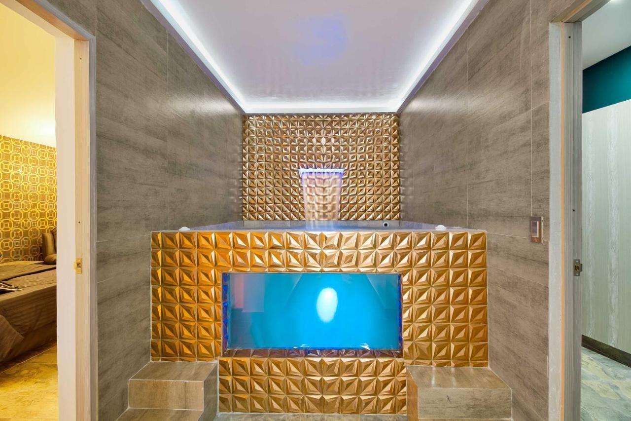 Jacuzzi dorado de lujo con azulejos geométricos en apartamento moderno en Provenza, Medellín