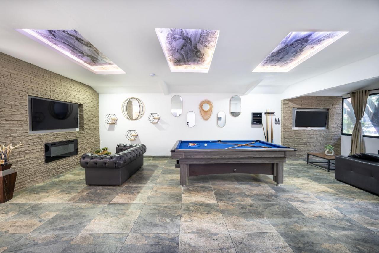 Sala de juegos moderna con mesa de billar y TV en apartamento de lujo en Medellín