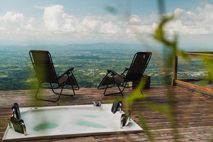 Terraza con jacuzzi y sillas de descanso con vista panorámica en apartamento Salento