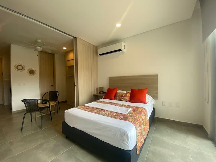 Habitación principal de Premium Suite con balcón en Santa Marta, cama doble y aire acondicionado