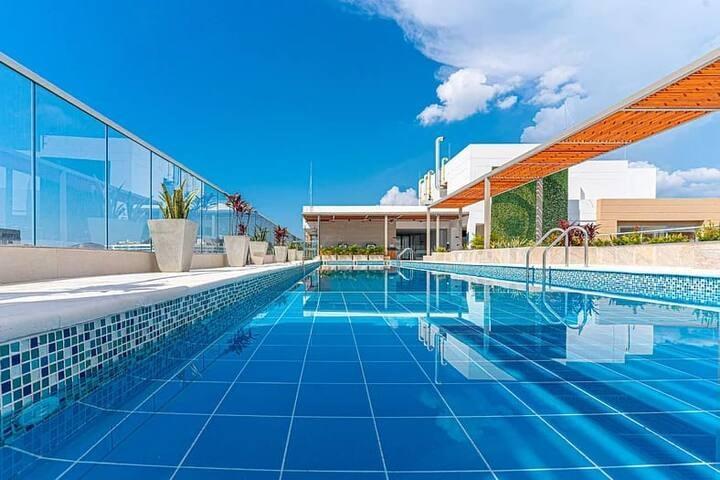 Piscina moderna con vista panorámica en apartamento Premium Suite con balcón en Santa Marta