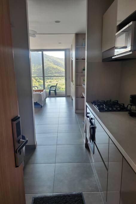 Cocina moderna equipada con vista a las montañas en apartamento Premium Suite Santa Marta