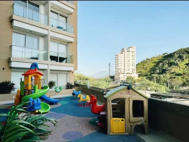Zona de juegos infantiles colorida en apartamento Premium Suite con balcón en Santa Marta
