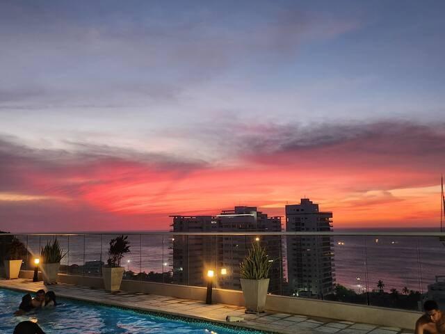 Vista atardecer desde piscina apartamento Premium Suite con balcón en Santa Marta frente al mar