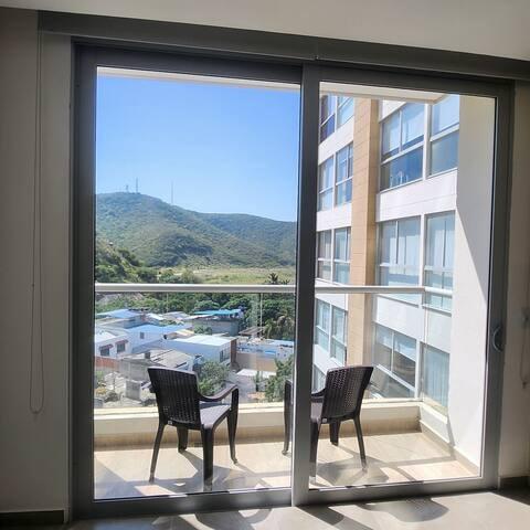 Balcón de suite premium con sillas y vista panorámica a montañas en Santa Marta