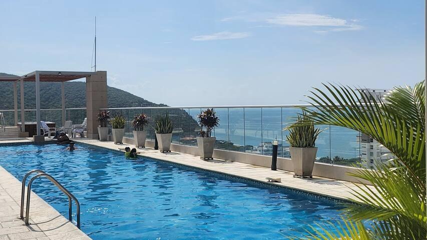 Piscina en la azotea con vista al mar de apartamento Premium Suite en Santa Marta