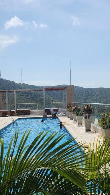 Piscina en terraza con vista a montañas en Premium Suite con balcón Santa Marta apartamento
