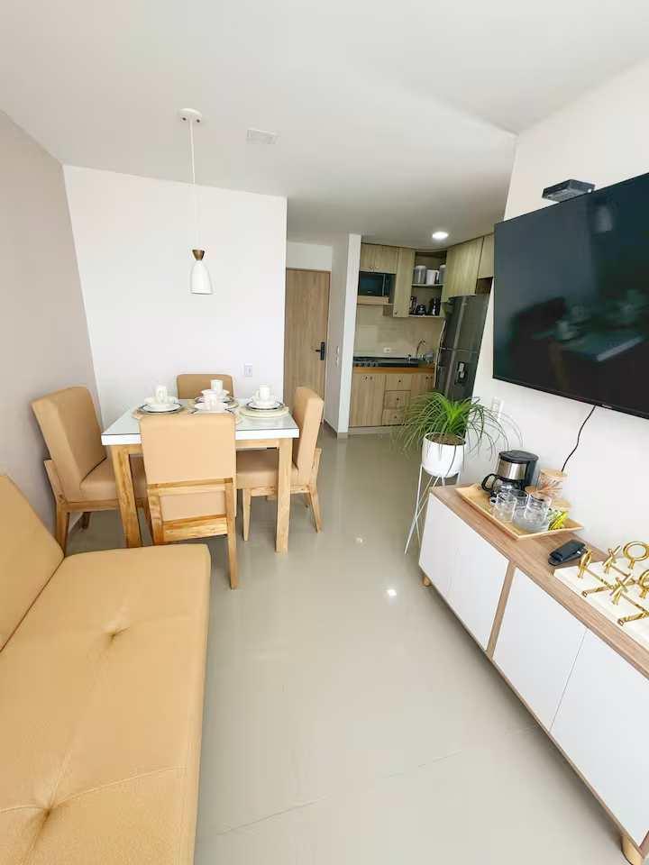 Sala comedor moderna con cocina integrada en apartamento de Cartagena de Indias