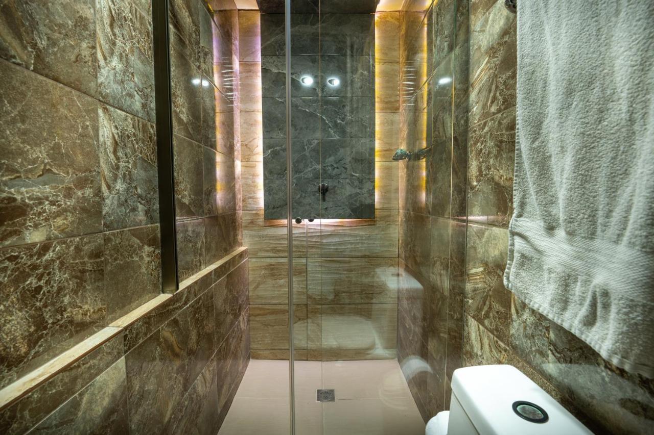 6 bedroom penthouse with pool table- 1 block from Lleras park p4