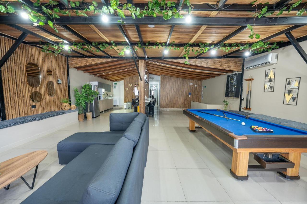 6 bedroom penthouse with pool table- 1 block from Lleras park p4 photo 7