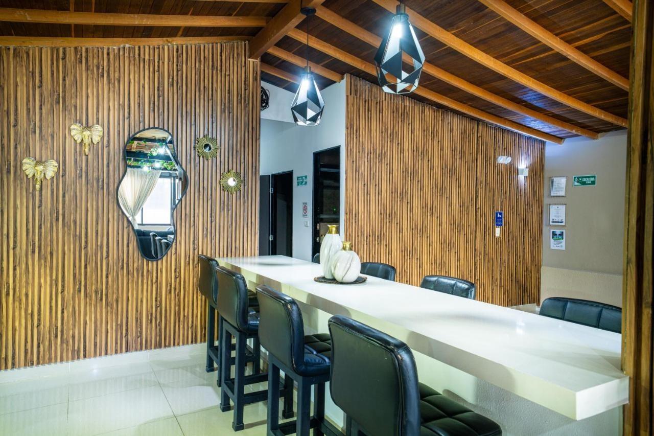 6 bedroom penthouse with pool table- 1 block from Lleras park p4 photo 8