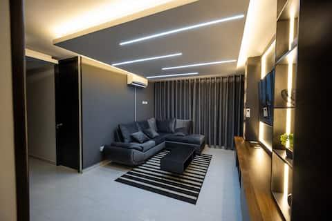 Sala moderna con sofá gris y iluminación LED en apartamento inteligente de Cúcuta