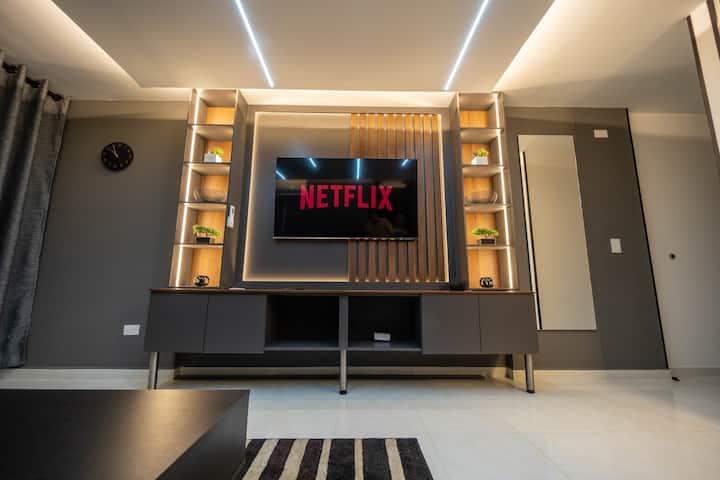 Sala moderna con mueble de entretenimiento, TV Netflix y iluminación LED en apartamento Cúcuta