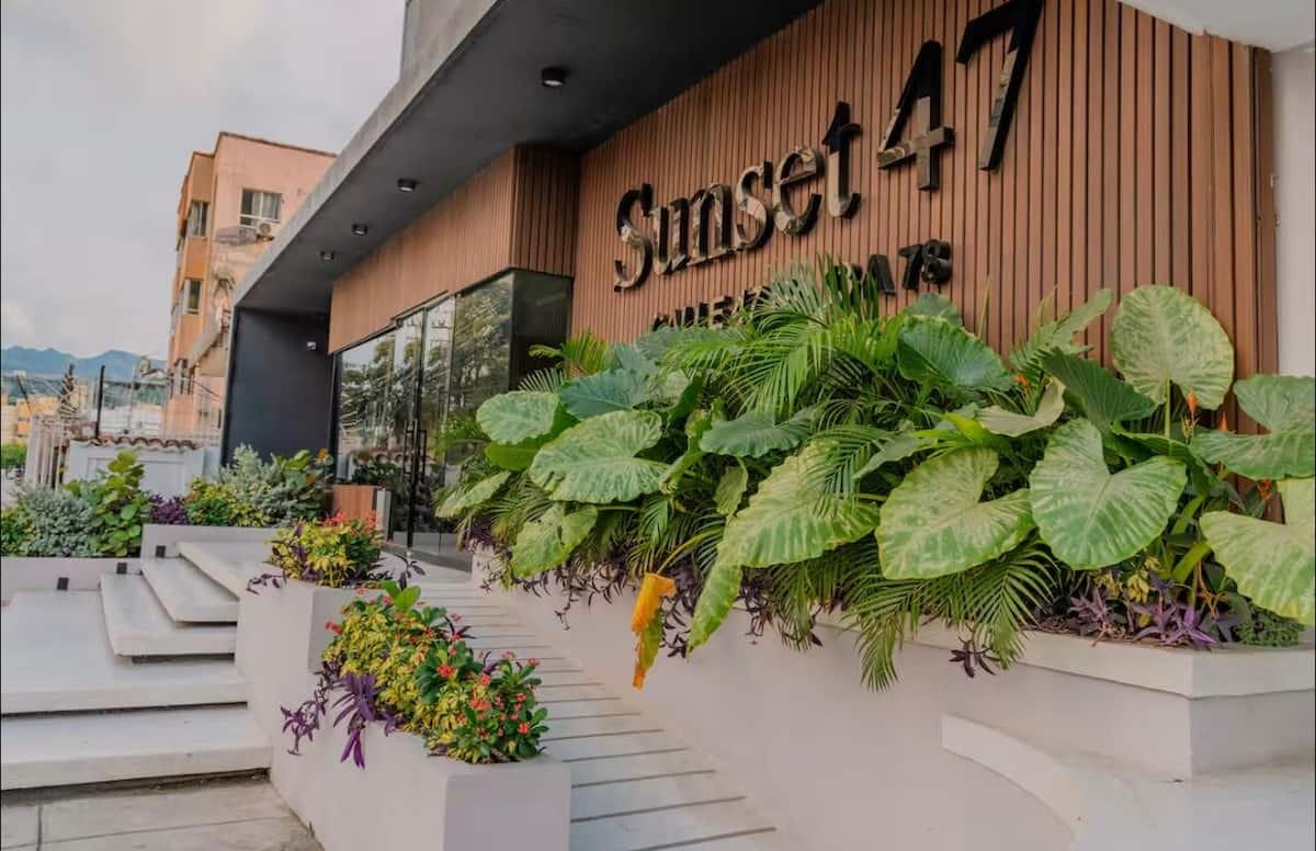 Fachada moderna del apartamento Sunset 17 en Cartagena con jardines tropicales y arquitectura contemporánea