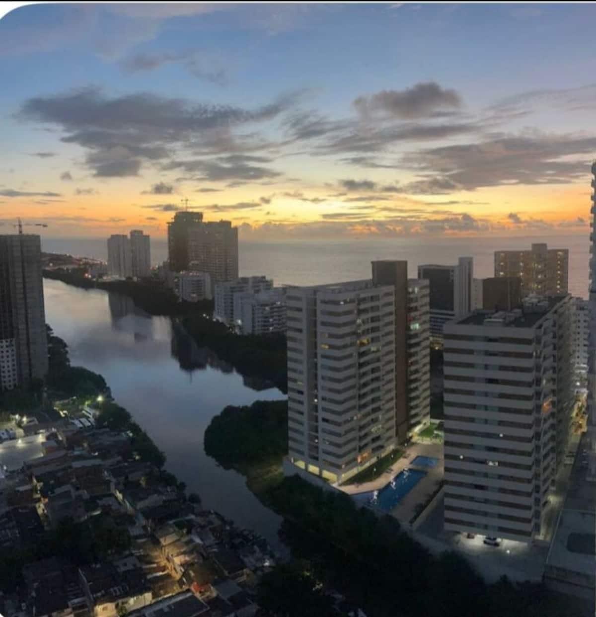 Vista aérea del apartamento nuevo con vista al mar y ciénaga en Cartagena al atardecer