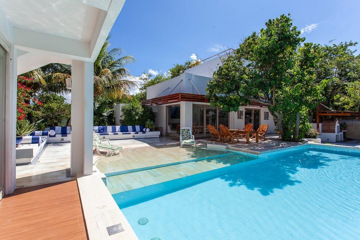 Piscina privada con terraza y zona social en villa Casa Marlinda en Cartagena
