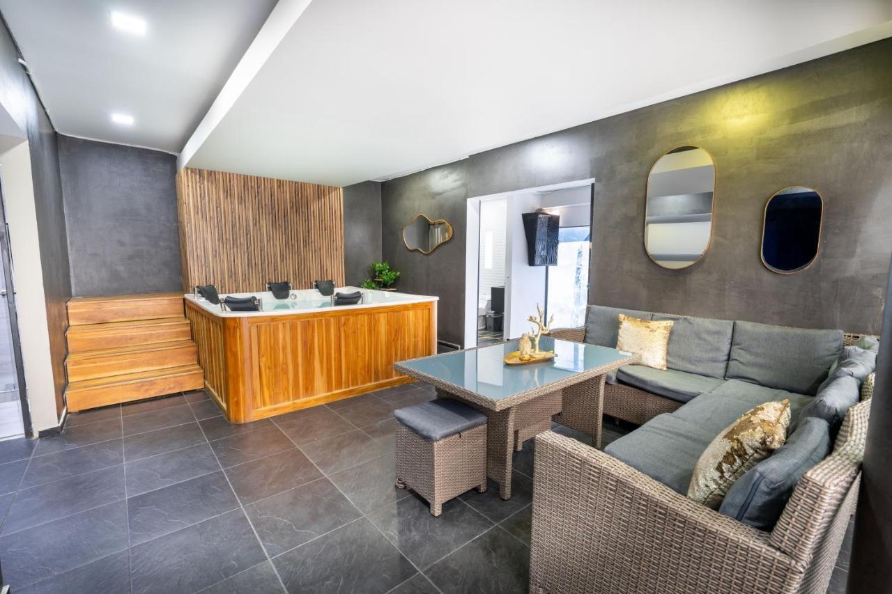 Zona social moderna con jacuzzi privado y muebles de mimbre en apartamento de Medellín cerca a Lleras