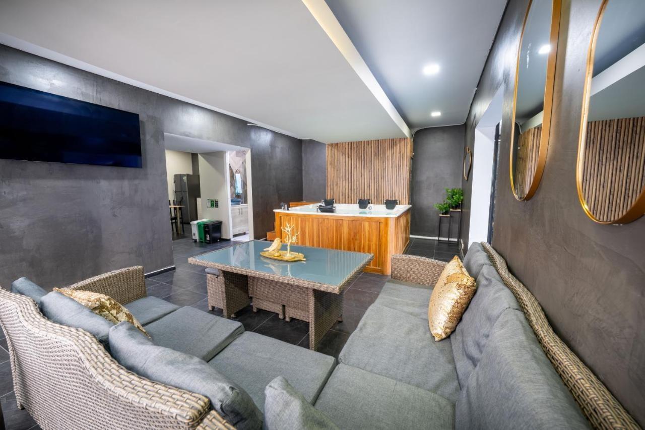 Lujosa zona social con jacuzzi y sala de estar en apartamento de 6 habitaciones en Medellín