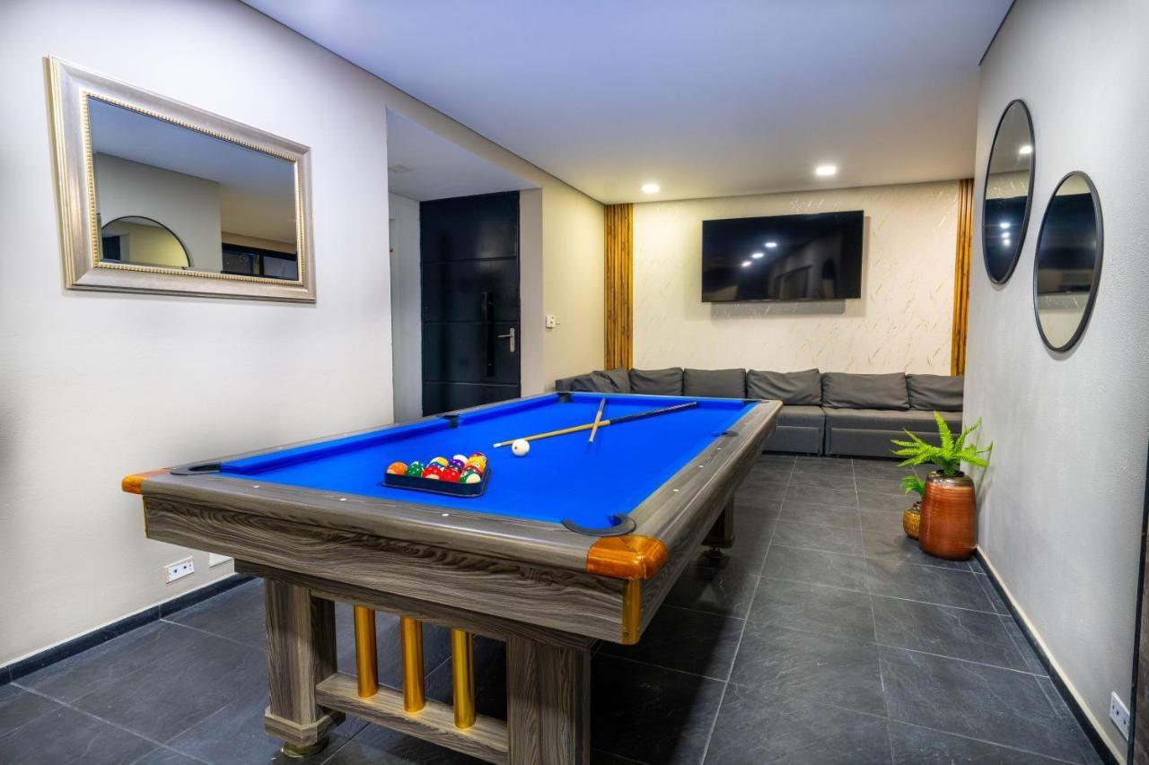 Mesa de billar azul en zona social moderna de apartamento de lujo en Medellín