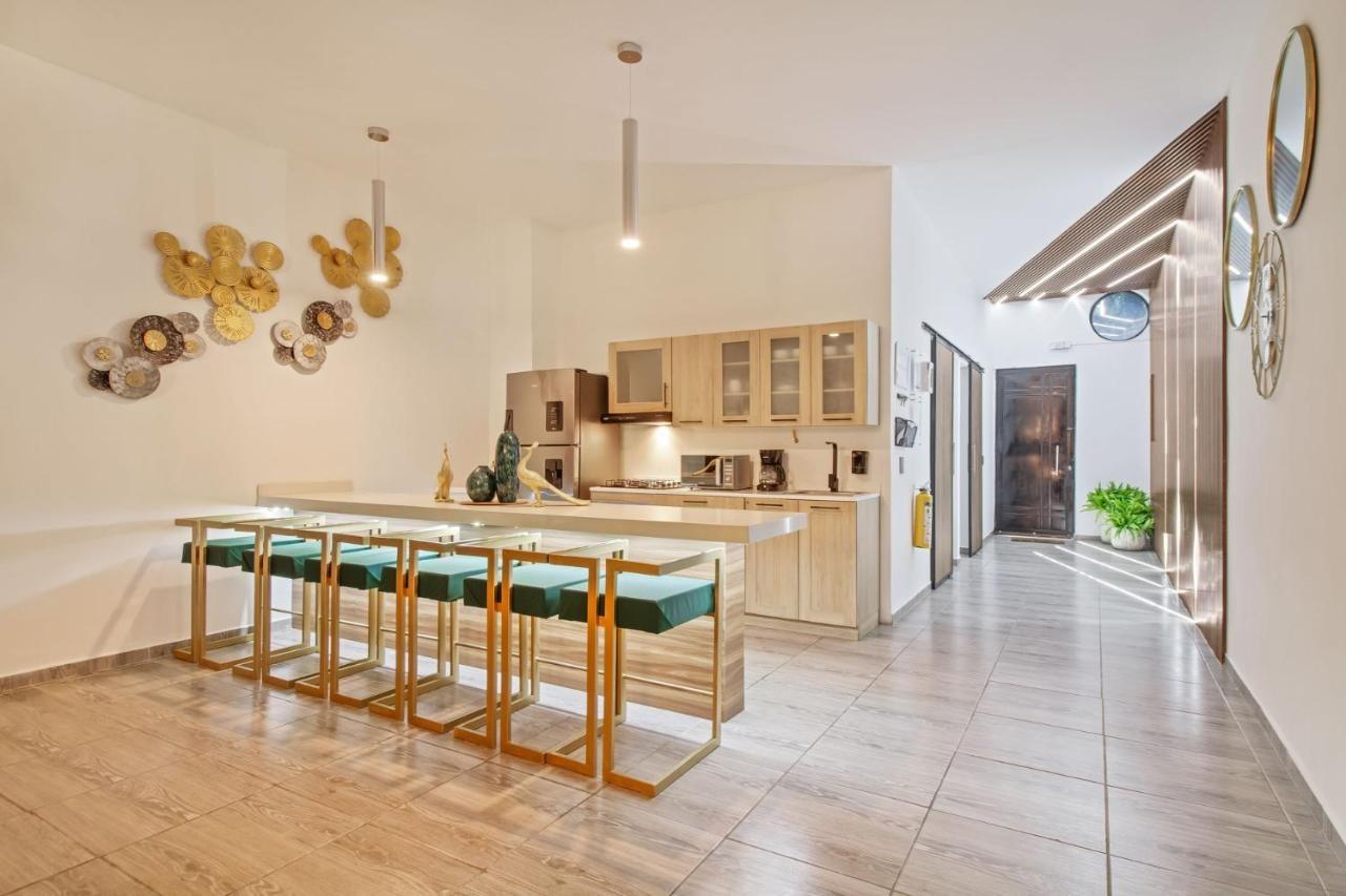 6 bedroom with Jacuzzi 1 block from LLeras P10