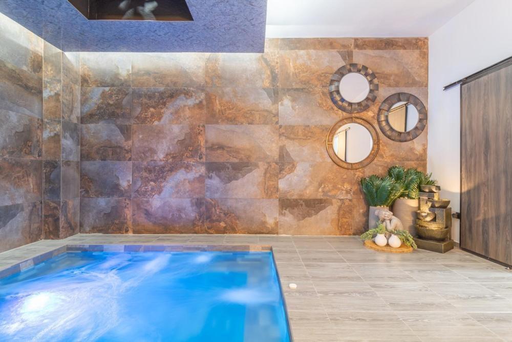 Jacuzzi privado con espejos decorativos en apartamento de lujo cerca del Parque Lleras Medellín