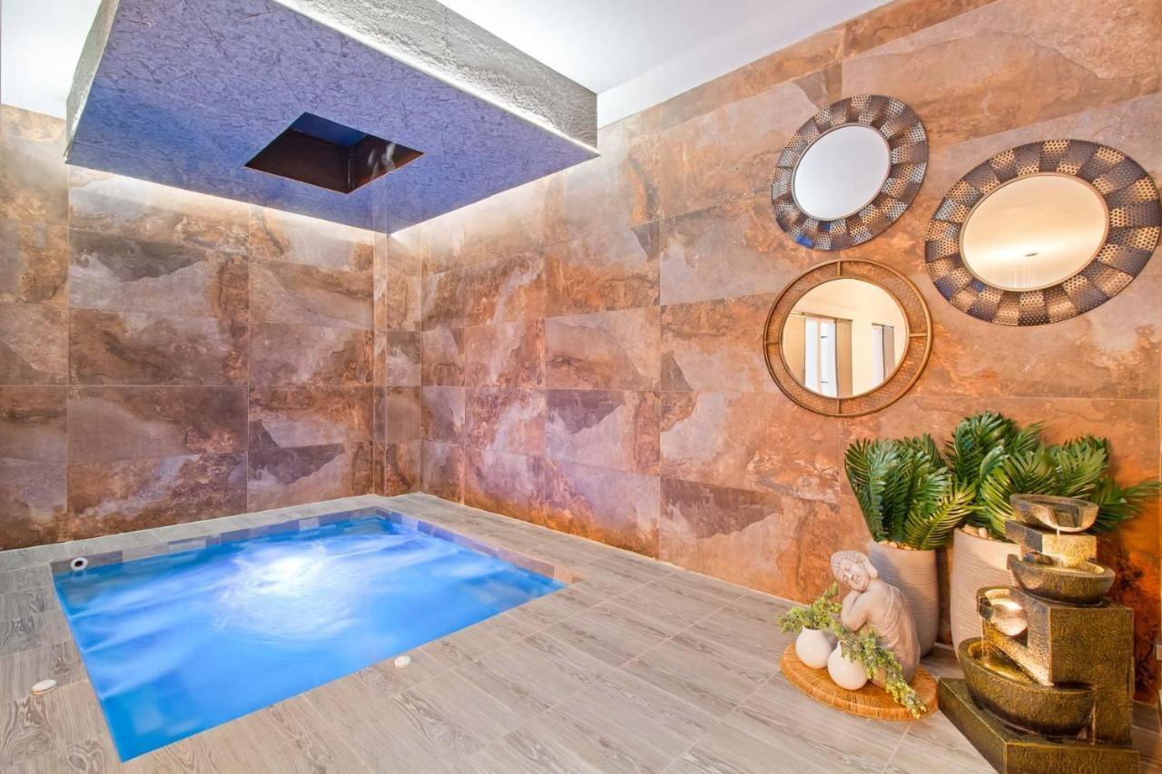 Jacuzzi privado con iluminación LED azul en apartamento de lujo cerca de Lleras Medellín