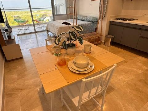 Moderno apartamento con comedor y cocina integrada con vista al mar en Cartagena