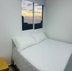 Habitación moderna con cama doble y cuadros decorativos en apartamento céntrico de Cartagena