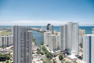 Vista aérea de apartamentos modernos cerca a la playa en Cartagena con vista al mar
