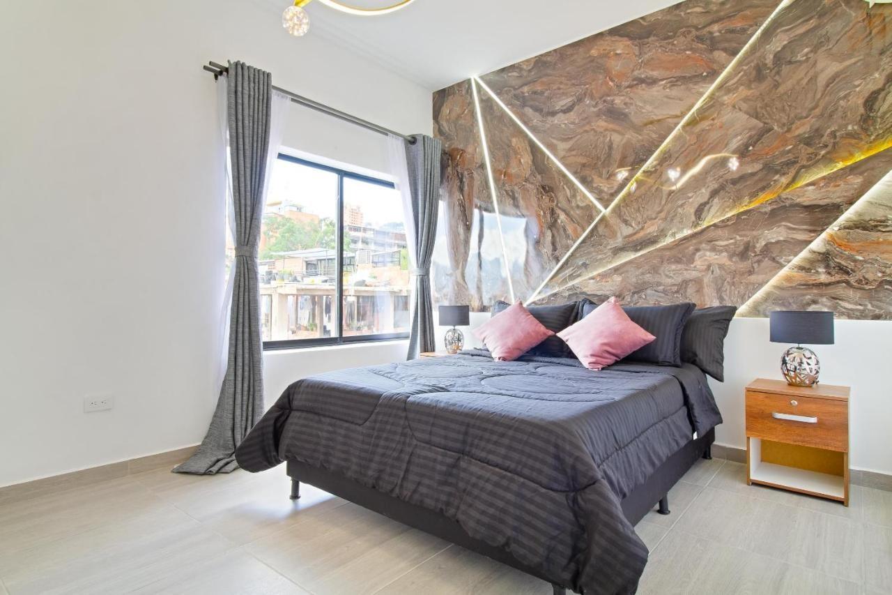 2 bedroom top floor with pool table, 1 block from Lleras park p9