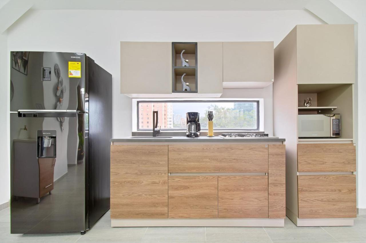 2 bedroom top floor with pool table, 1 block from Lleras park p9