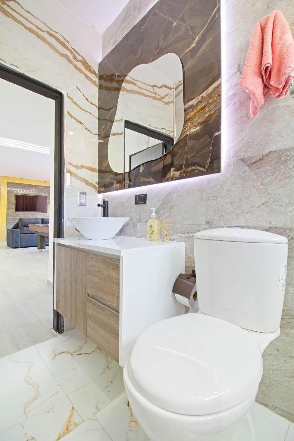 2 bedroom top floor with pool table, 1 block from Lleras park p9 photo 8