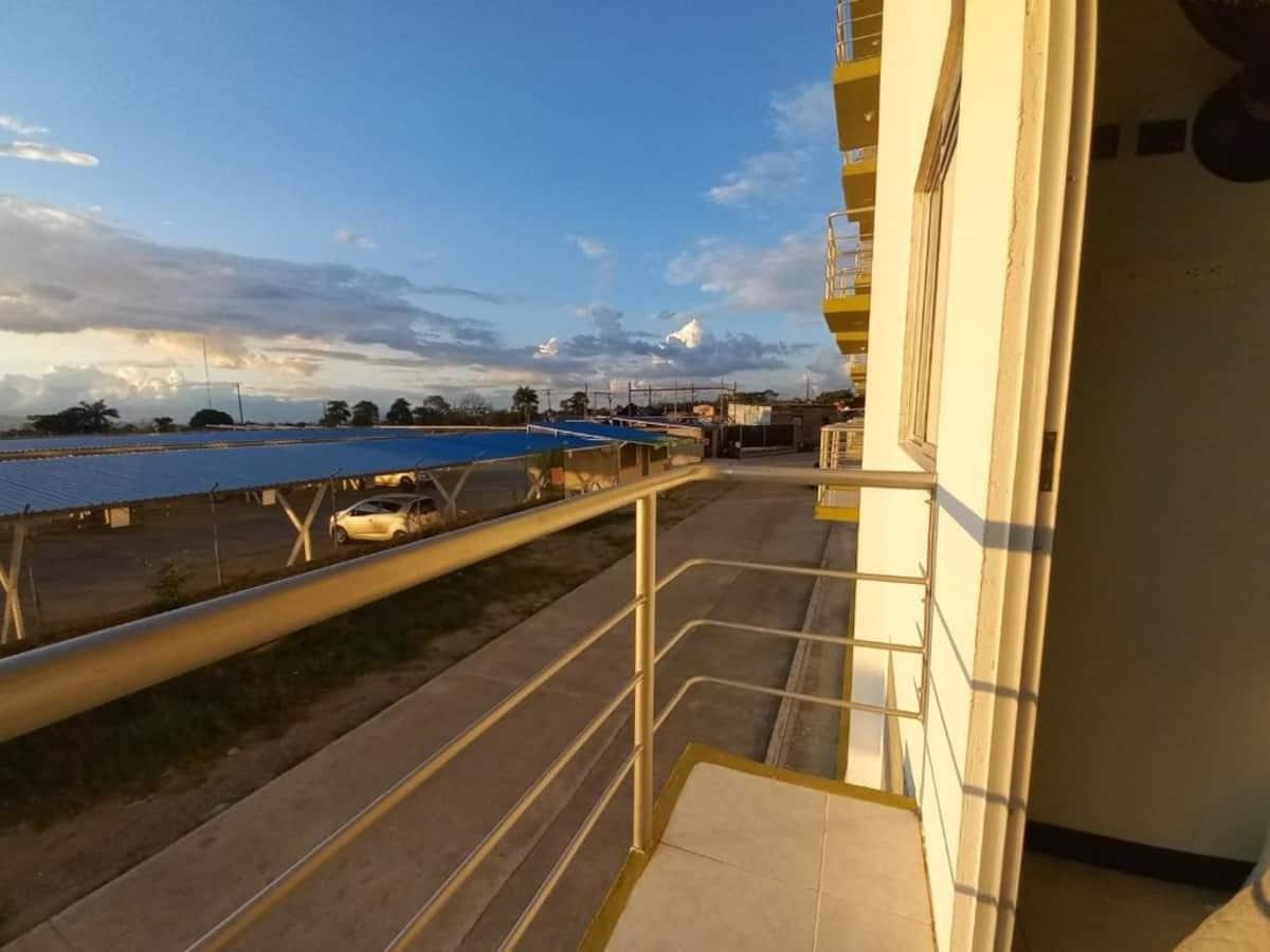 Balcón con vista panorámica del ApartHotel Nathalie B207 en Montenegro cerca del Parque del Café