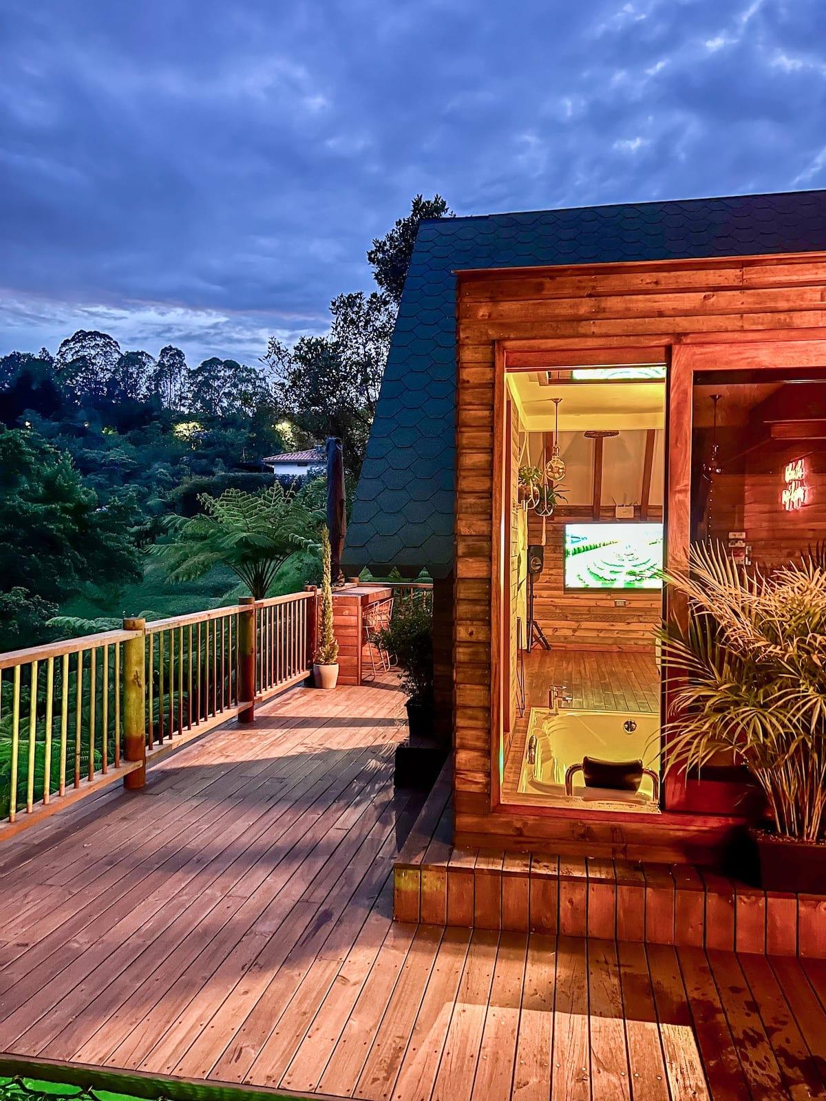 Terraza de madera con vista al bosque en casa campestre de Rionegro, Antioquia, al atardecer