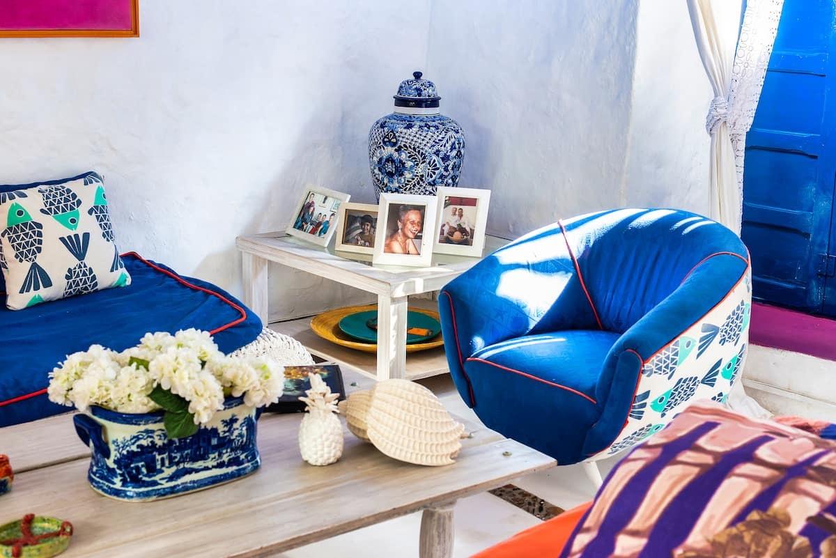 Elegante sala de estar con sillones azules y decoración colonial en casa privada Cartagena de Indias