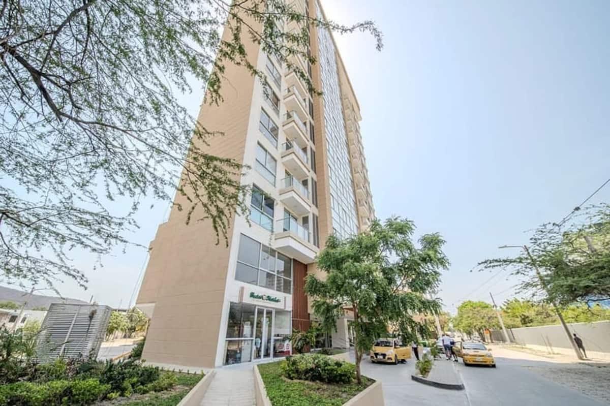 Fachada moderna de edificio residencial con apartamento Premium Suite con balcón en Santa Marta