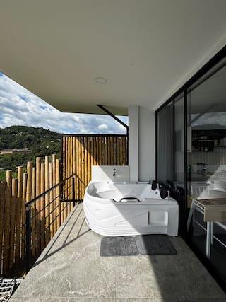 Balcón moderno con muebles blancos y vista panorámica en apartamento elegante Manizales