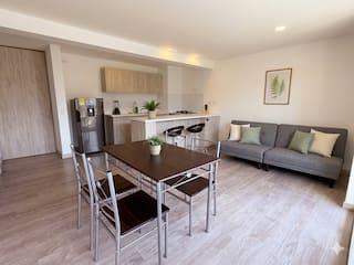 Sala comedor y cocina integrada en apartamento elegante estrato 6 en Manizales con sofá gris