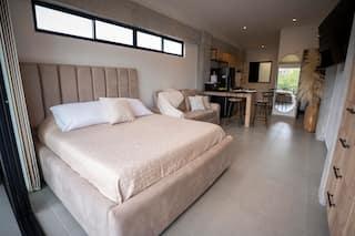 Habitación principal elegante con cama king size en apartamento de lujo estrato 6 Manizales