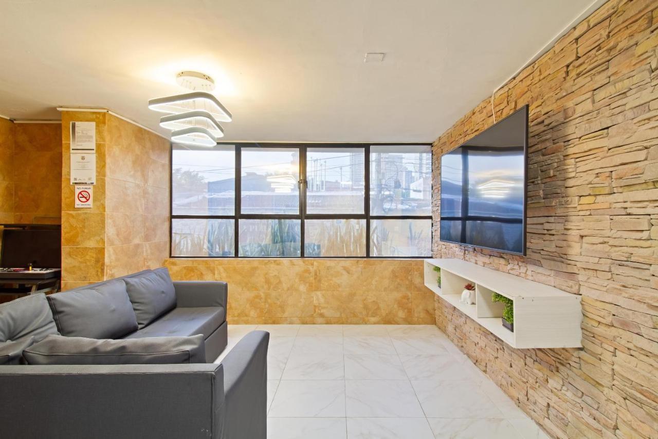 5 Bedroom - 1 Block from Lleras - P2