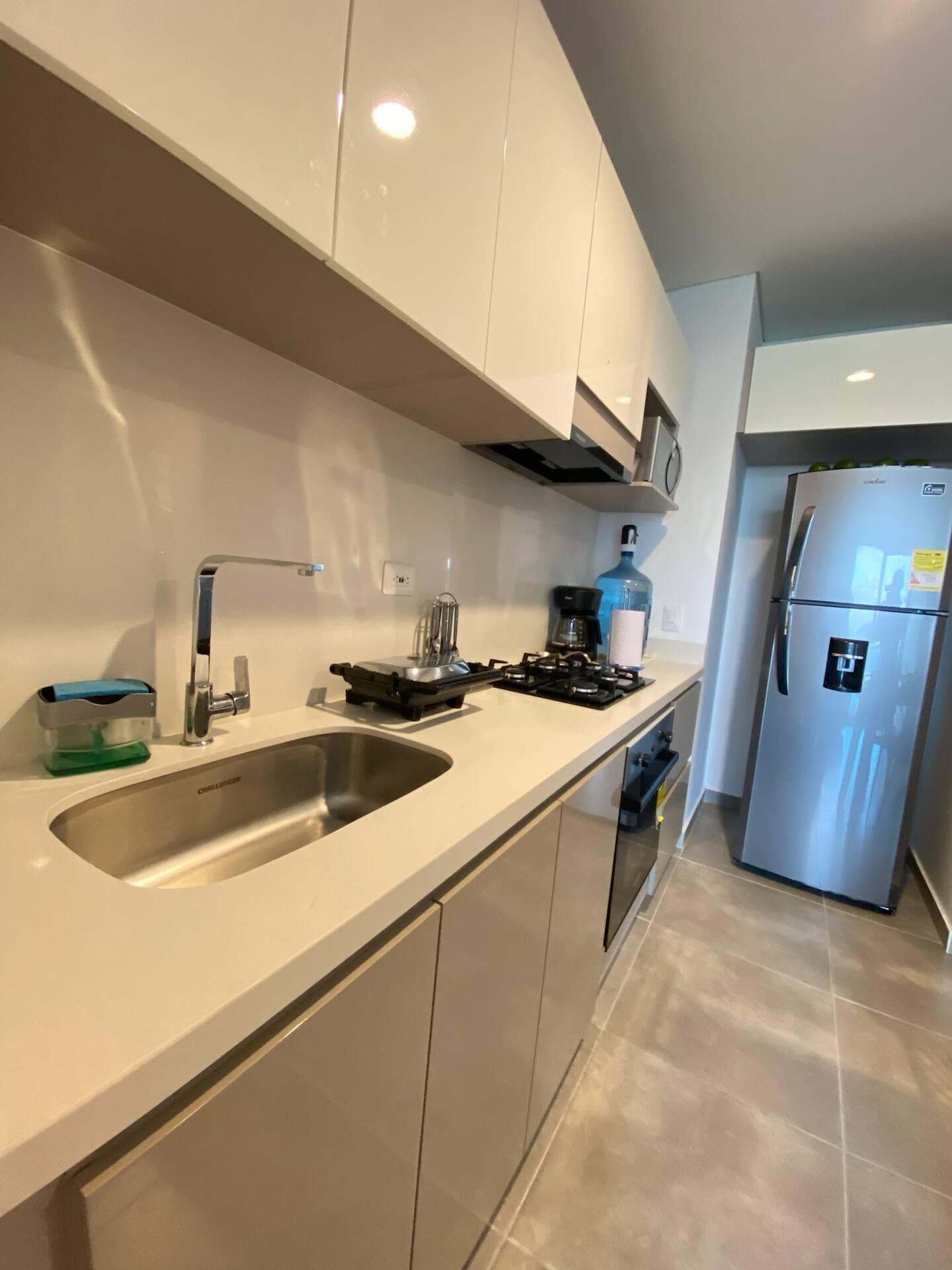 Cocina moderna equipada con electrodomésticos y acabados elegantes en apartamento Gaira Santa Marta