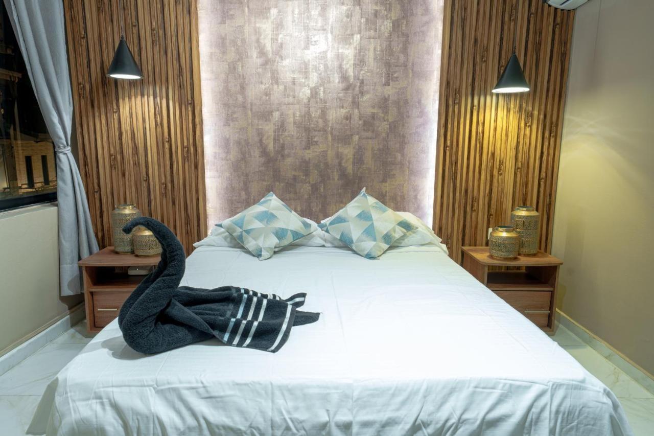 3 bedroom apartment, with arcade machine - 1 block from lleras park p7