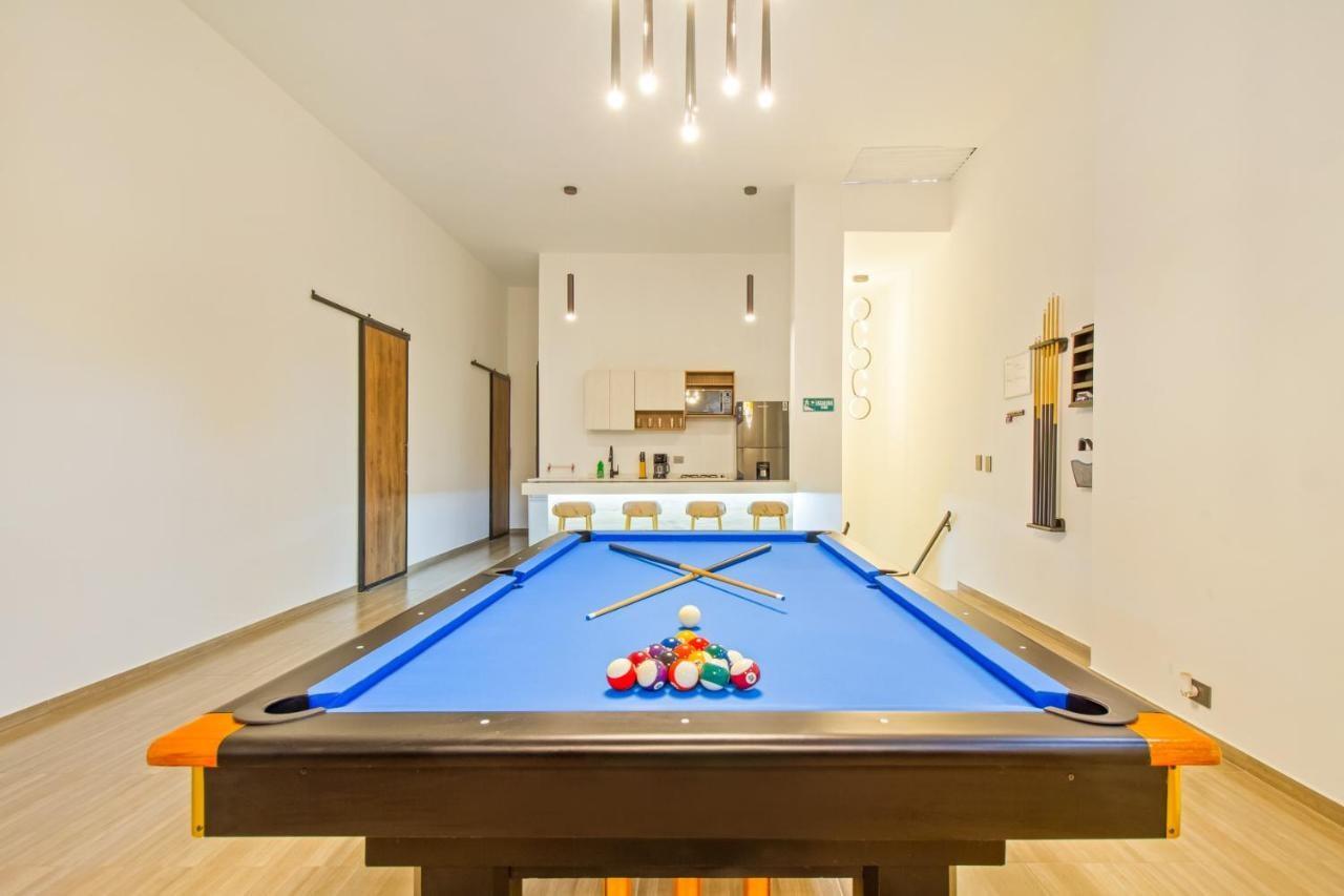Mesa de billar profesional en zona social de apartamento de lujo en Medellín cerca a Lleras