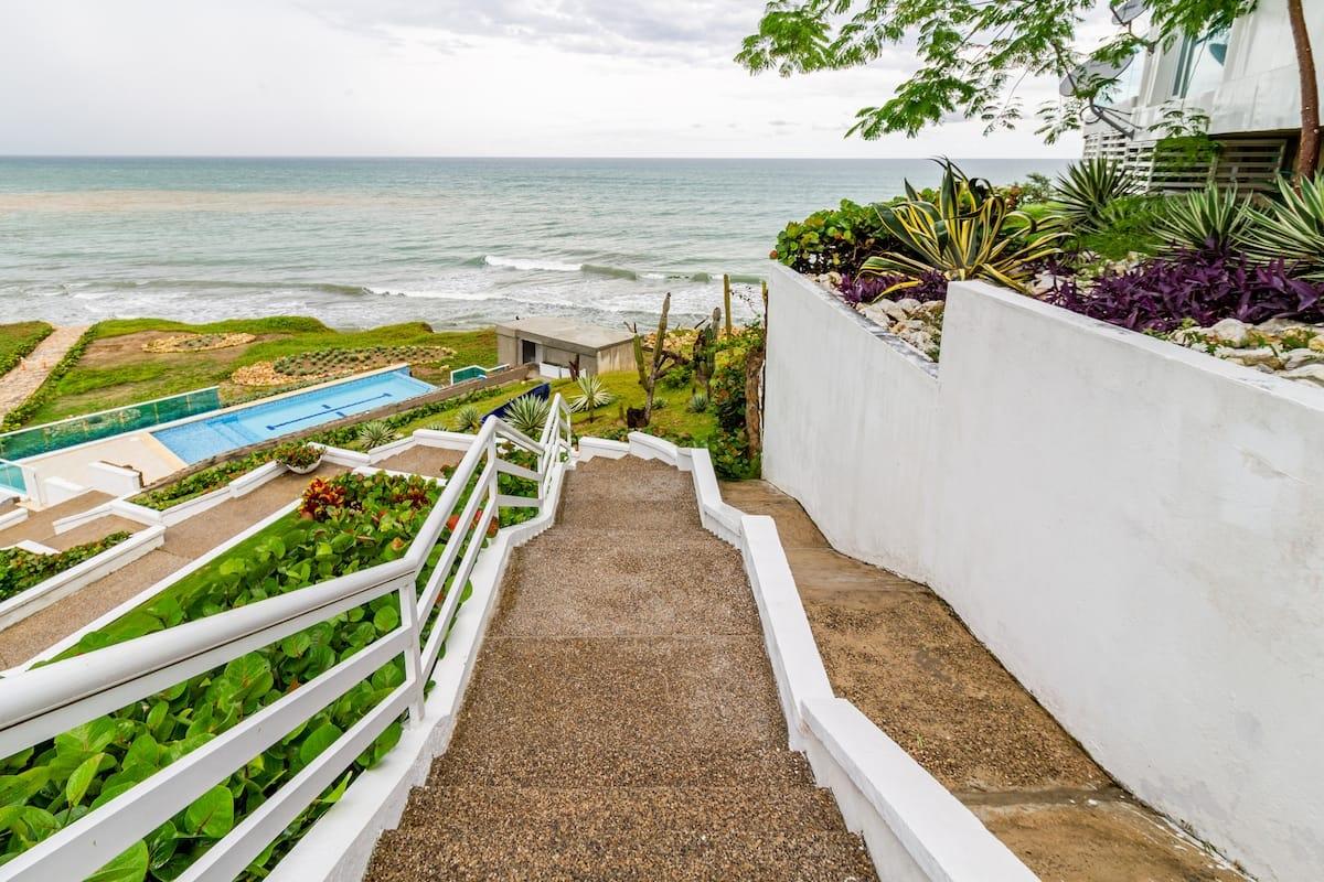 Escaleras con vista al mar y piscina en casa de playa D Hozt Punta Cangrejo en Juan de Acosta