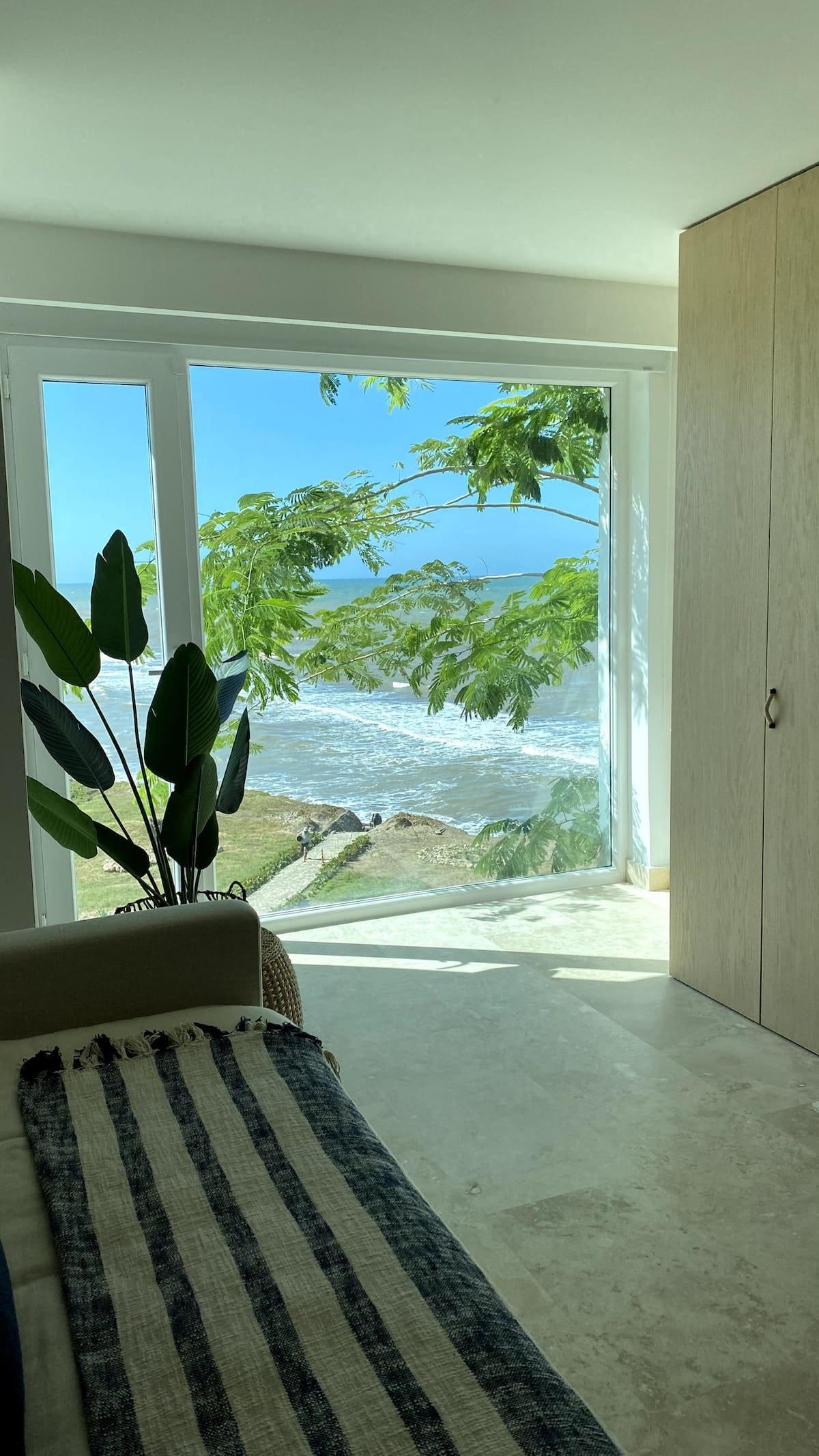 Vista al océano desde sala de casa en la playa Juan de Acosta con ventanal amplio