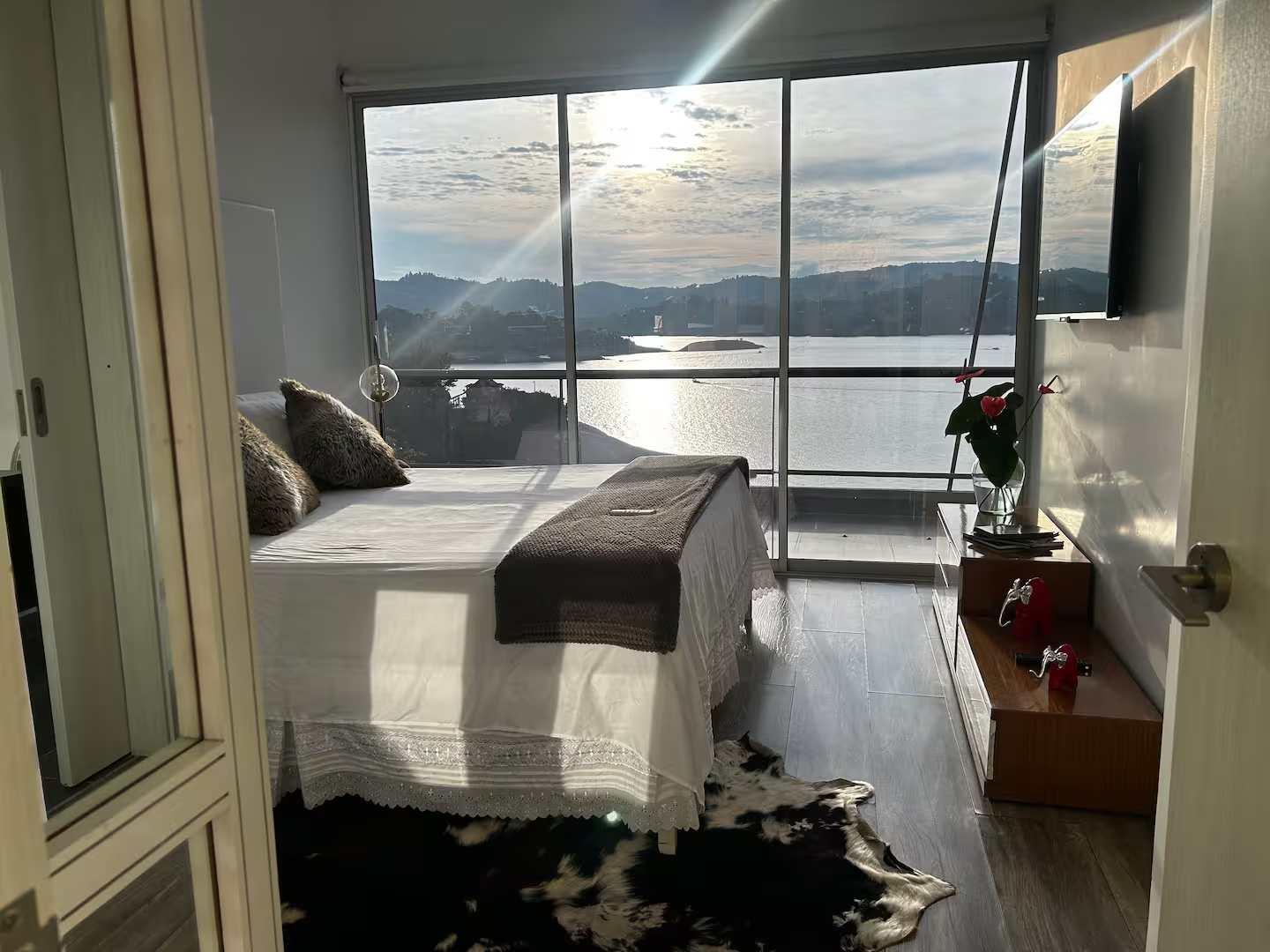 Habitación principal con vista panorámica al lago en villa de lujo Guatapé Peñol
