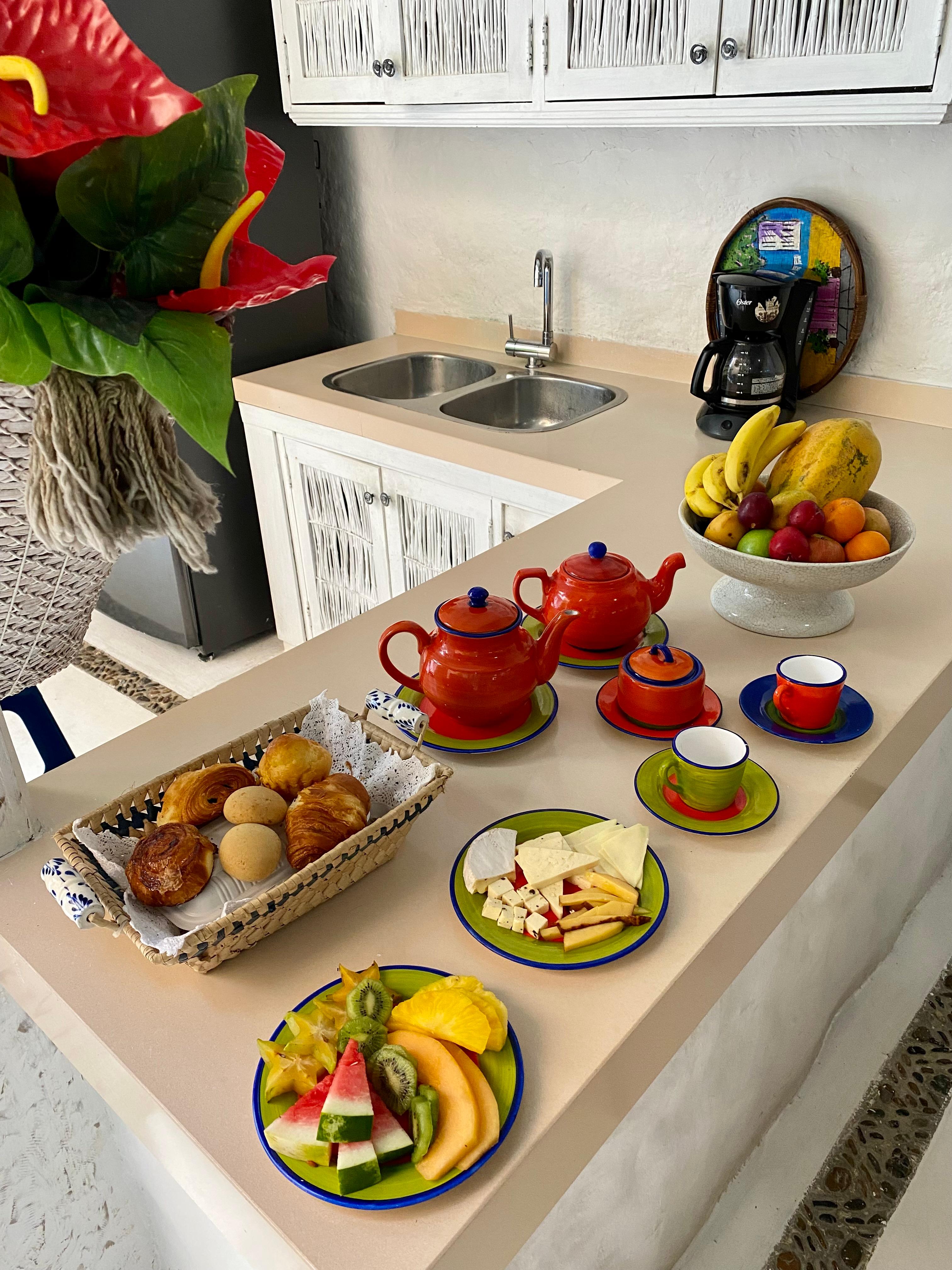 Cocina completamente equipada con desayuno servido en casa privada de Cartagena de Indias